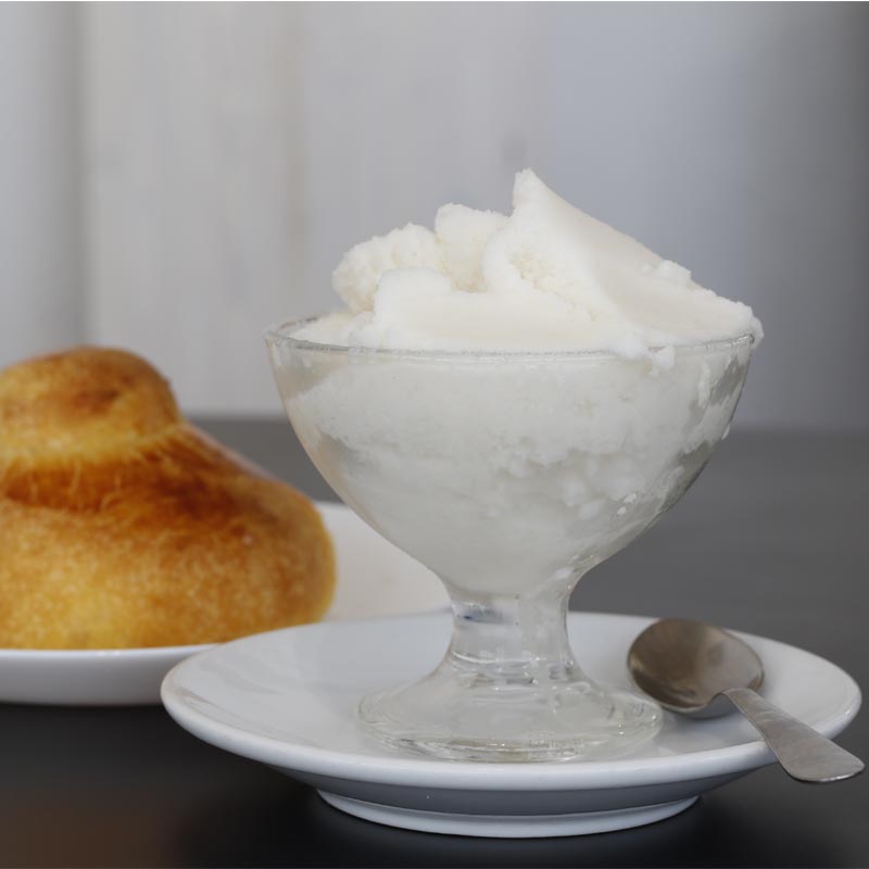 Colazione a Misterbianco Brioche col tuppo e granita tipica siciliana